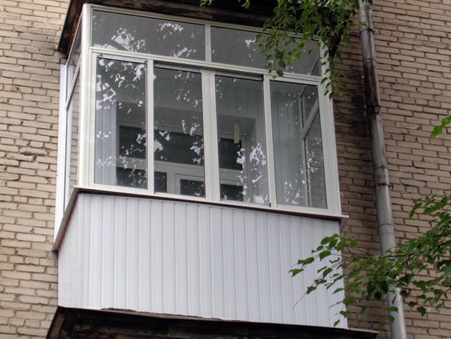 Сколько стоит застеклить балкон в хрущевке - низкие цены Хотьково
