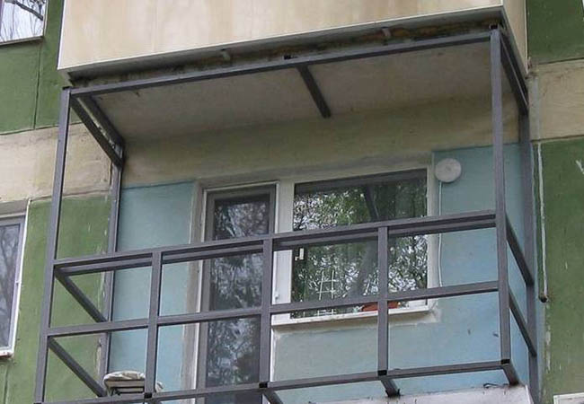 Альтернативное остекление балкона оргстеклом вместо стекла Хотьково