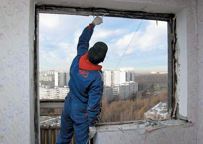 Демонтаж старого остекления балкона Хотьково